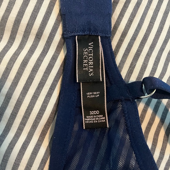 Victoria’s Secret Very Sexy push up 32 DD - Picture 3 of 3